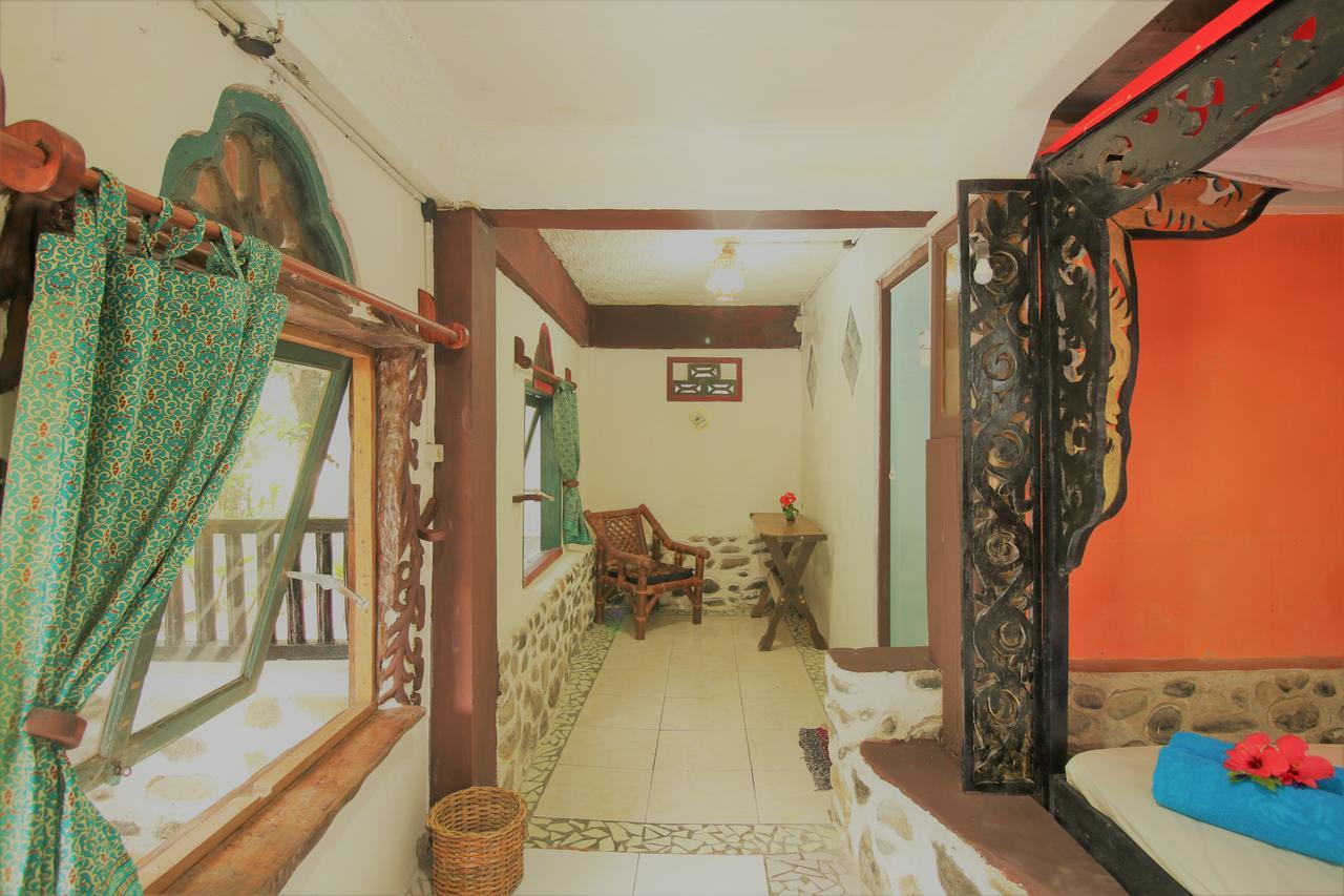 Jungle Tribe Guesthouse Berastagi Exterior photo